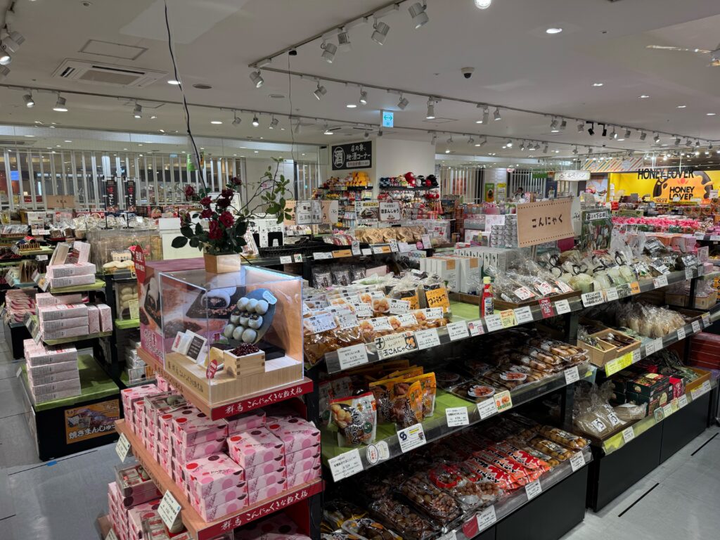 JR高崎駅「群馬いろは」で角田製菓の酒まんじゅうを販売しています